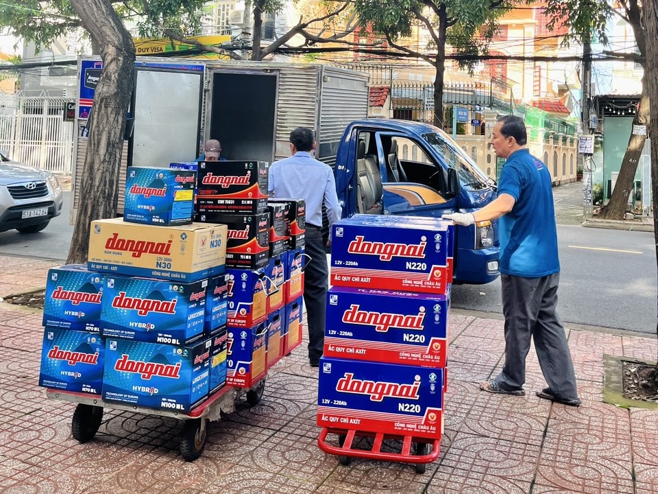 Nhân viên xếp ắc quy lên xe tải giao hàng cho đại lý