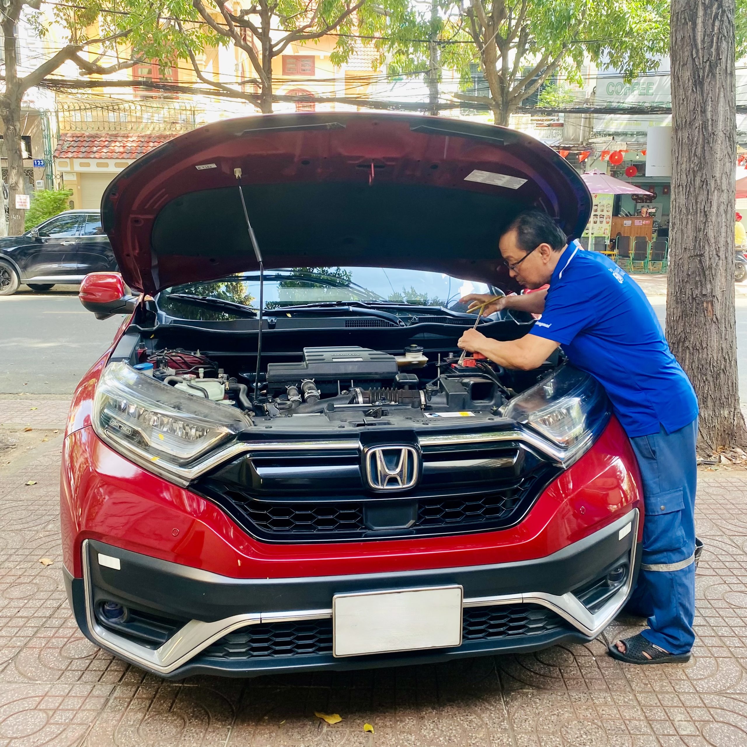 Kỹ thuật viên Ắc Quy Ánh Sáng thay ắc quy Honda CR-V tận nơi tại Vũng Tàu