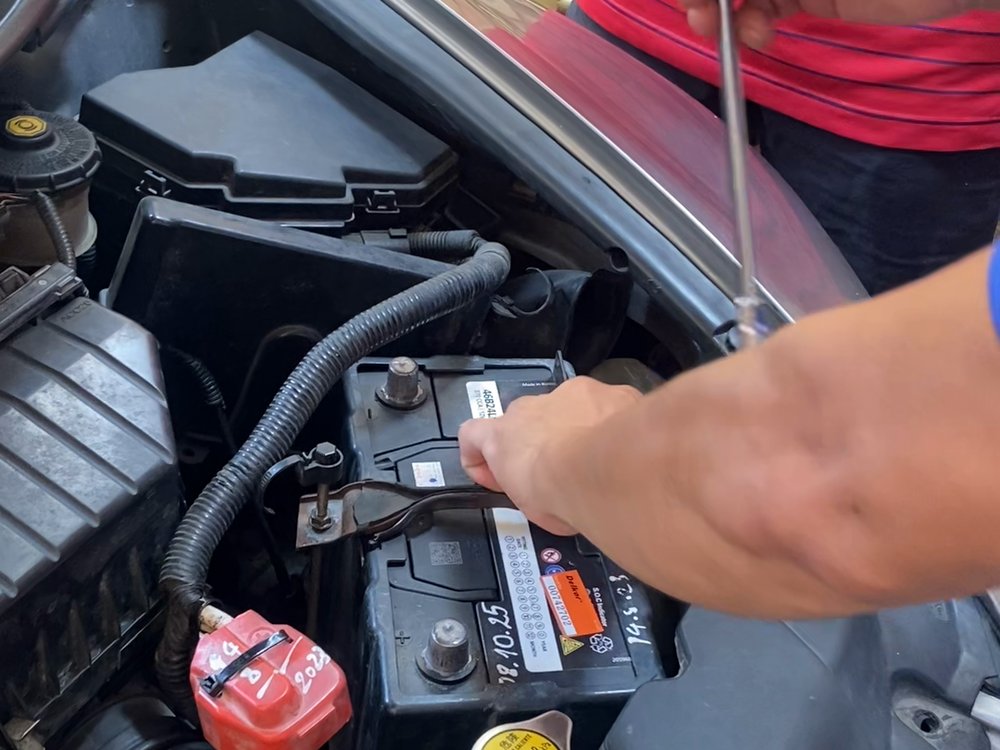 Ắc quy cũ của Honda Civic đã yếu cần thay