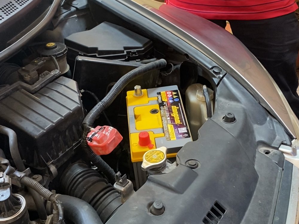 Ắc quy CMF 55B24LS đã lắp xong trên Honda Civic
