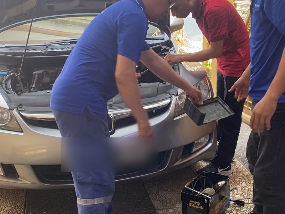 Nhấc ắc quy cũ ra khỏi khoang máy Honda Civic