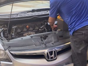 Kỹ thuật viên thay ắc quy Honda Civic tại Vũng Tàu