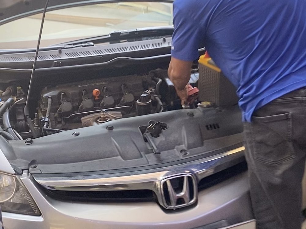 Kỹ thuật viên thay ắc quy Honda Civic tại Vũng Tàu
